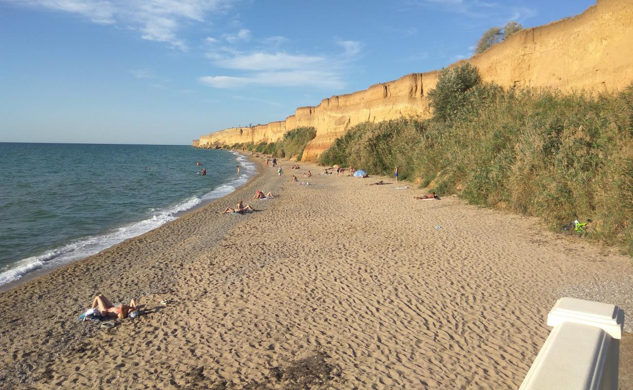 Photo de Andreevka beach avec sable lumineux de surface