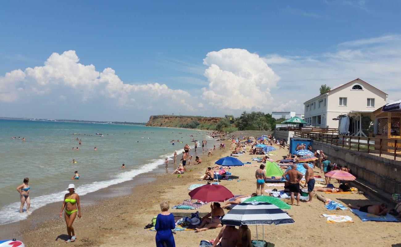 Photo de Uglovoe beach avec sable lumineux de surface