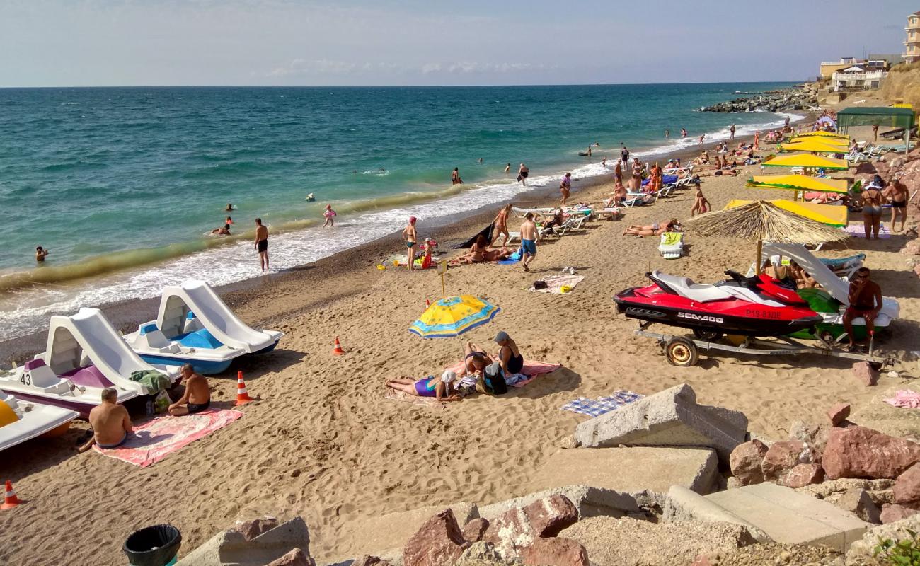 Photo de Skif beach avec sable gris avec caillou de surface