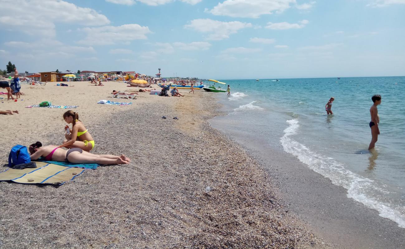 Photo de Priboy beach avec sable lumineux de surface