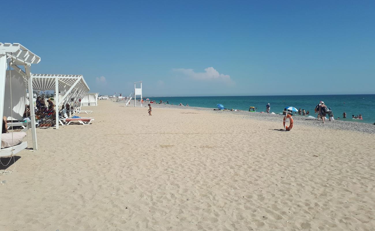 Photo de Evpatoria beach avec sable lumineux de surface