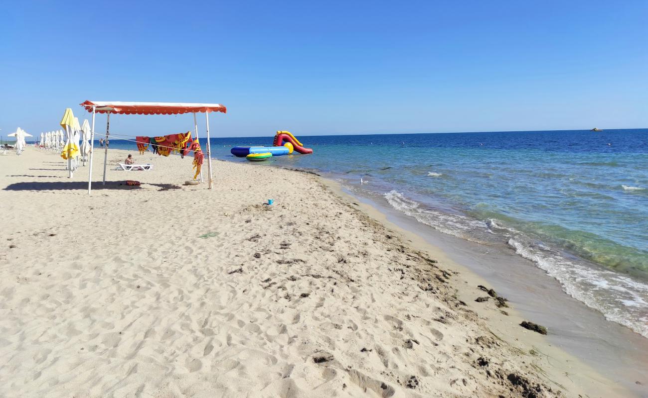 Photo de Tok Evpatoria beach avec sable fin et lumineux de surface