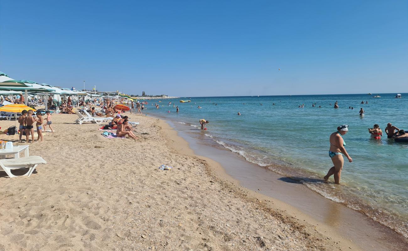 Photo de Lazurnyy Bereg avec sable lumineux de surface