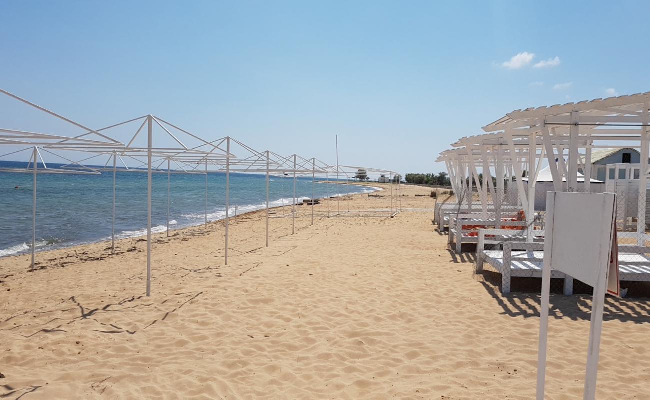 Photo de Zaozernoe beach avec sable lumineux de surface