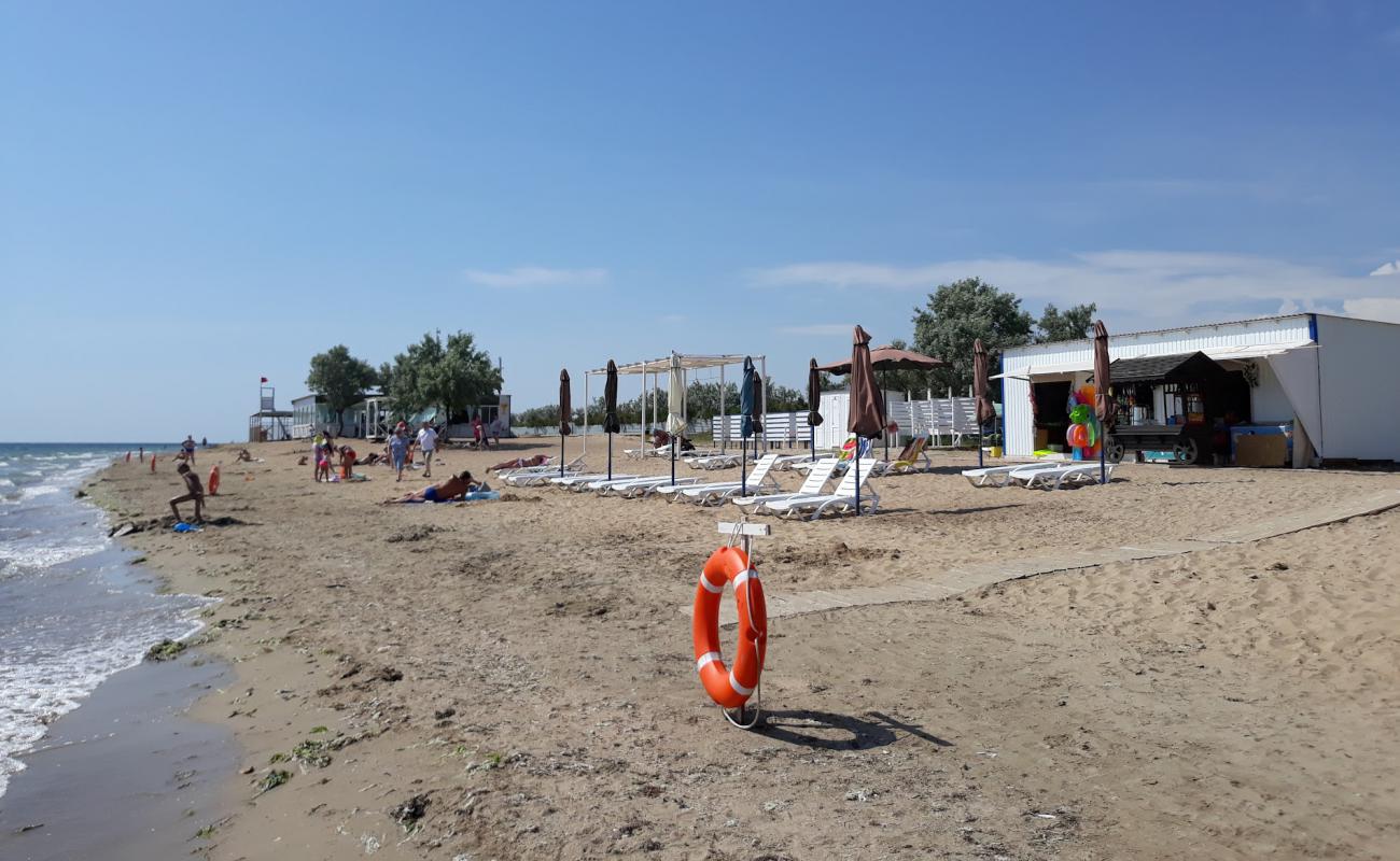 Photo de Zaozernoe beach II avec sable lumineux de surface