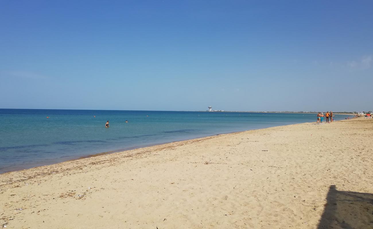 Photo de Zaozernoe beach III avec sable lumineux de surface