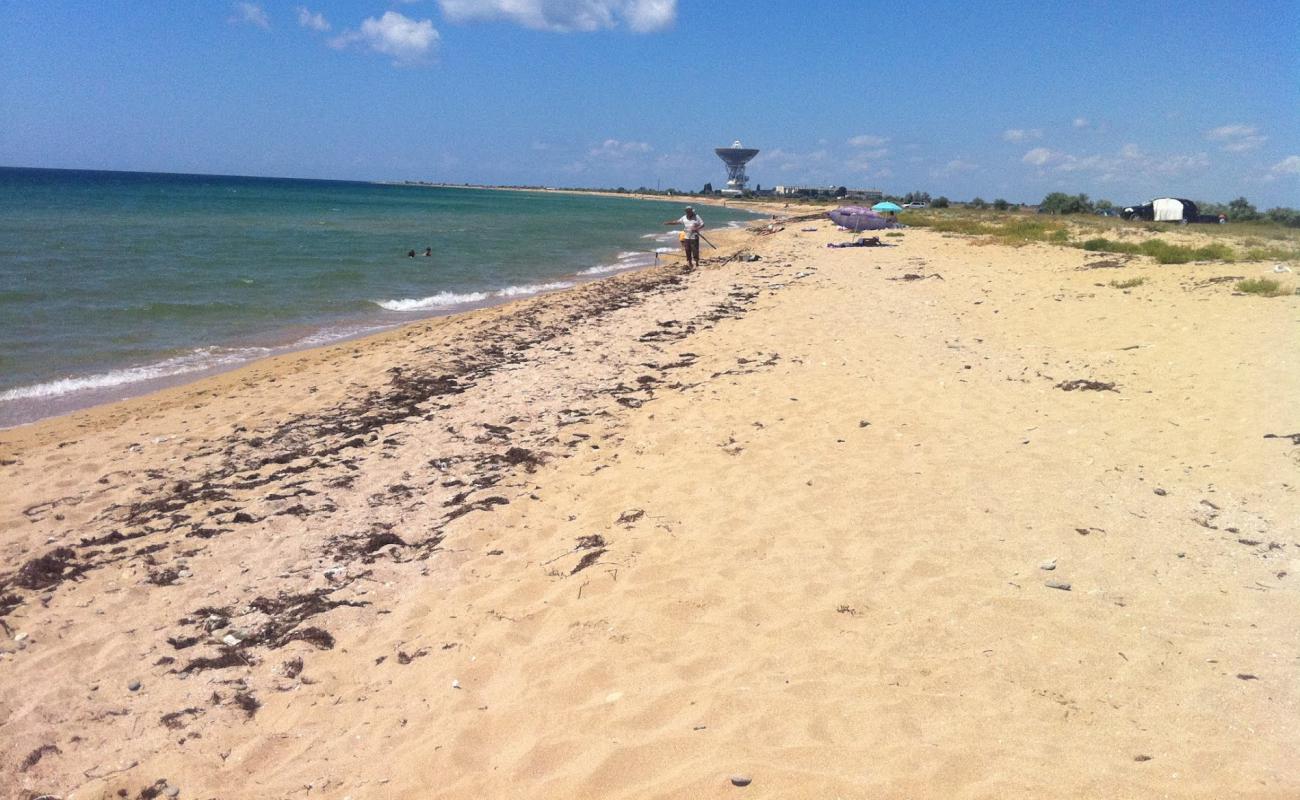 Photo de Zaozernoe beach IV avec sable lumineux de surface