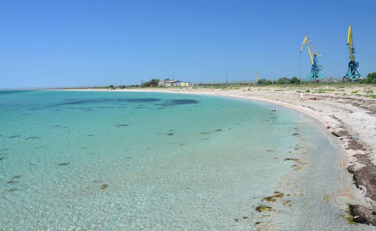 Photo de Kosa Belyaus avec sable lumineux de surface