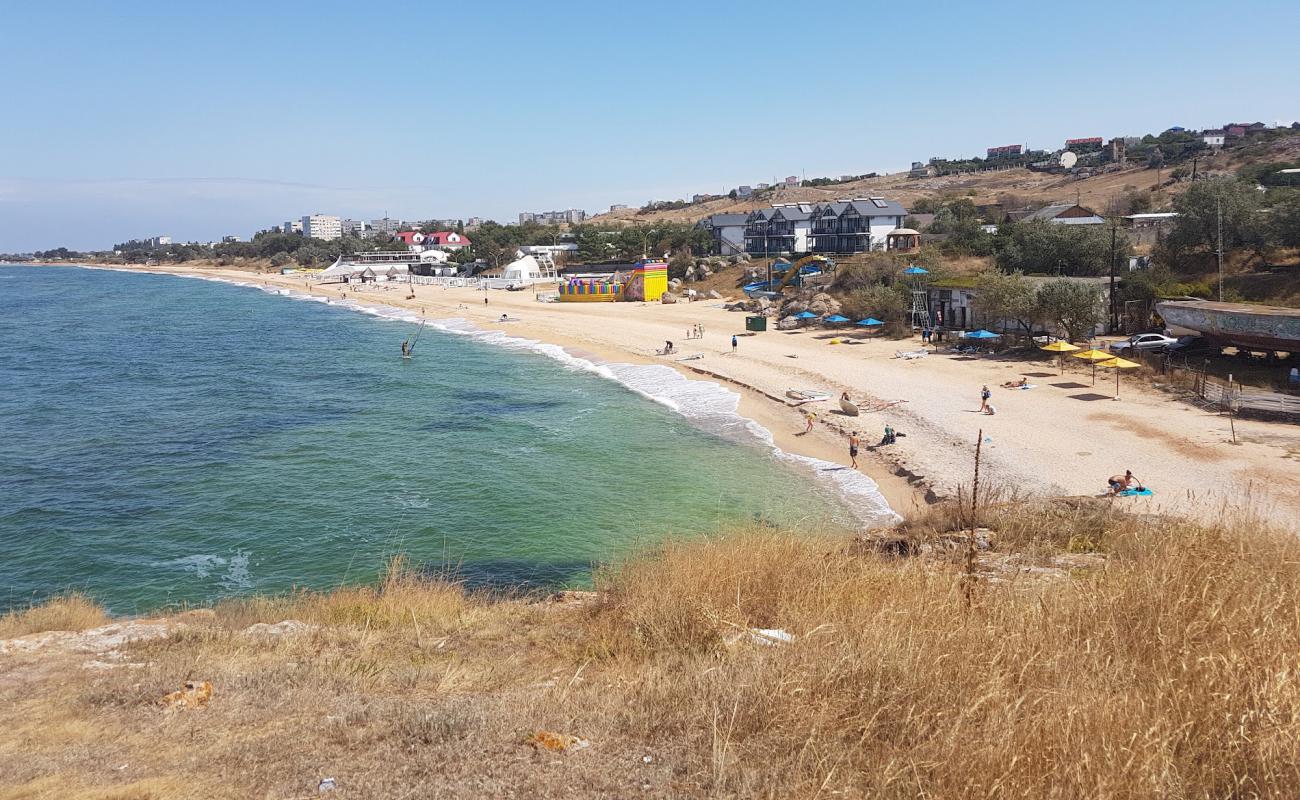 Photo de Shcholkino Beach avec sable lumineux de surface