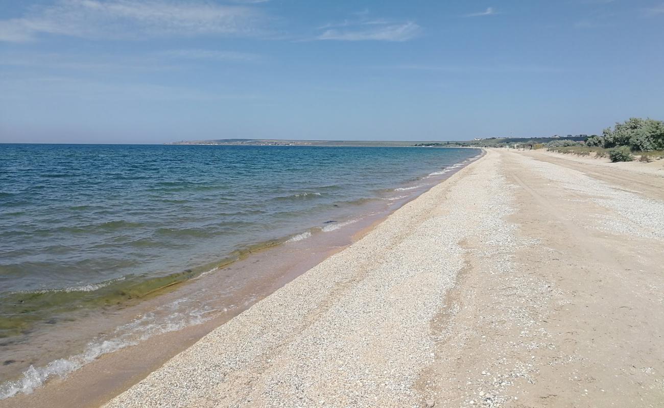 Photo de Plyazh Novootradnoye avec sable lumineux de surface