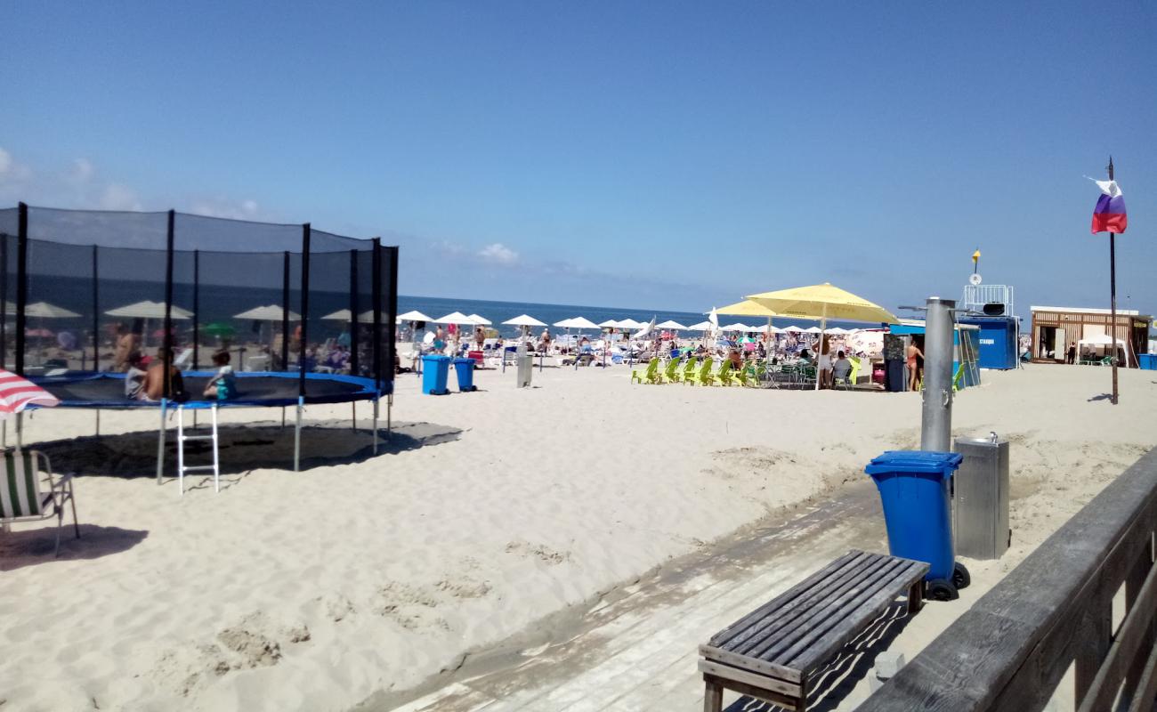 Photo de Yantarnyy Bereg beach avec sable blanc de surface