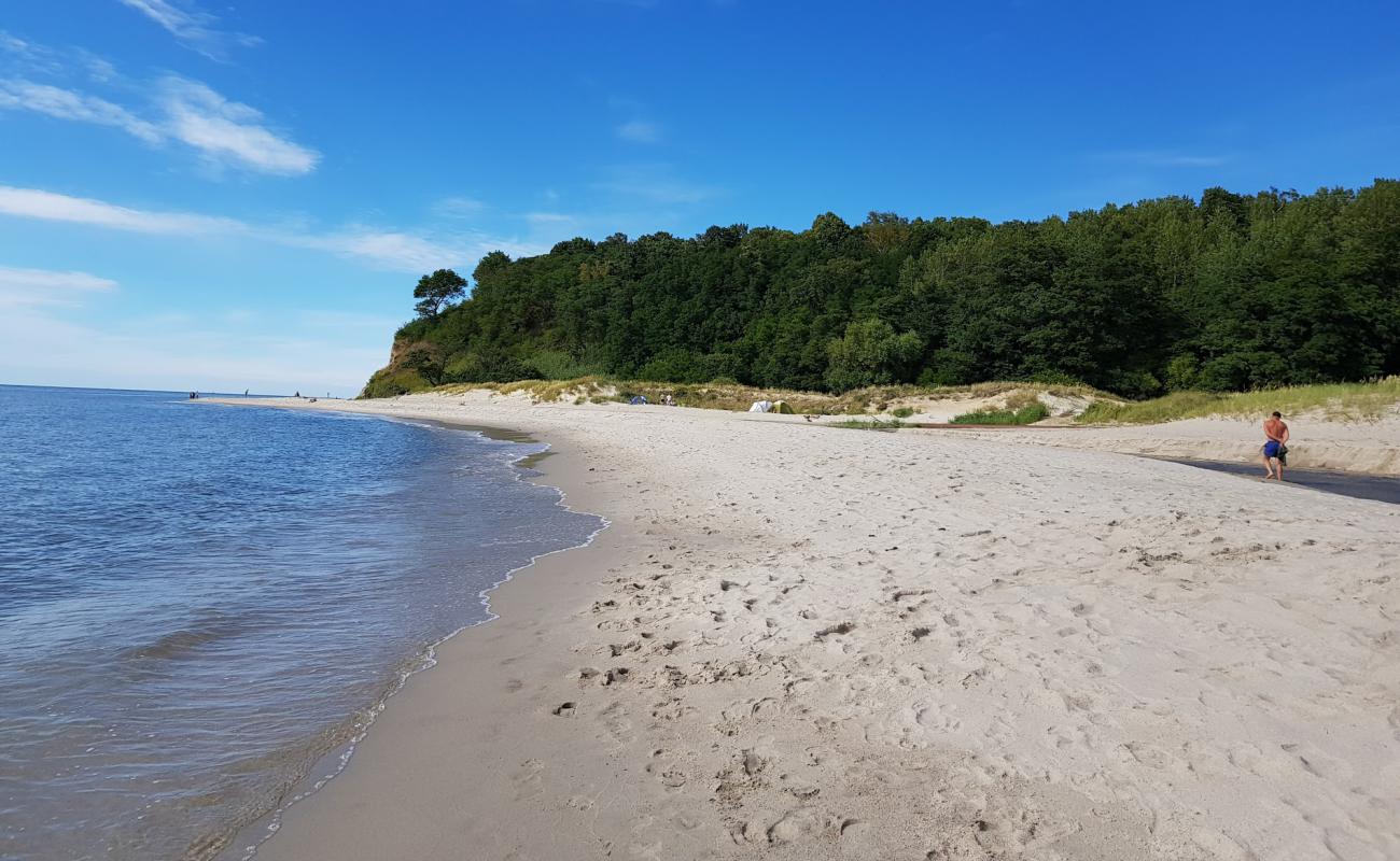 Photo de Pokrovskoe beach avec sable blanc de surface
