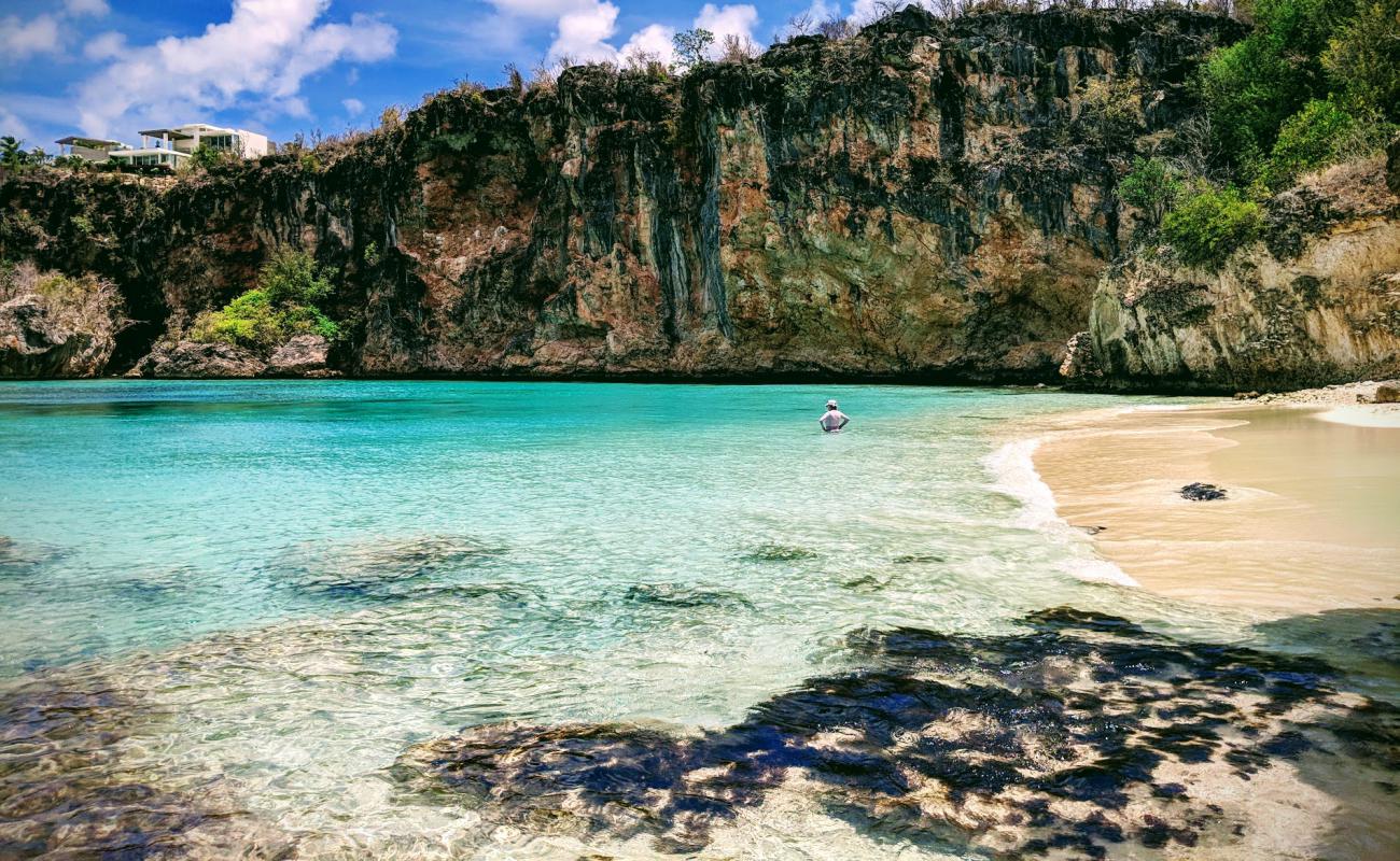 Photo de Little Bay beach avec sable beige fin de surface