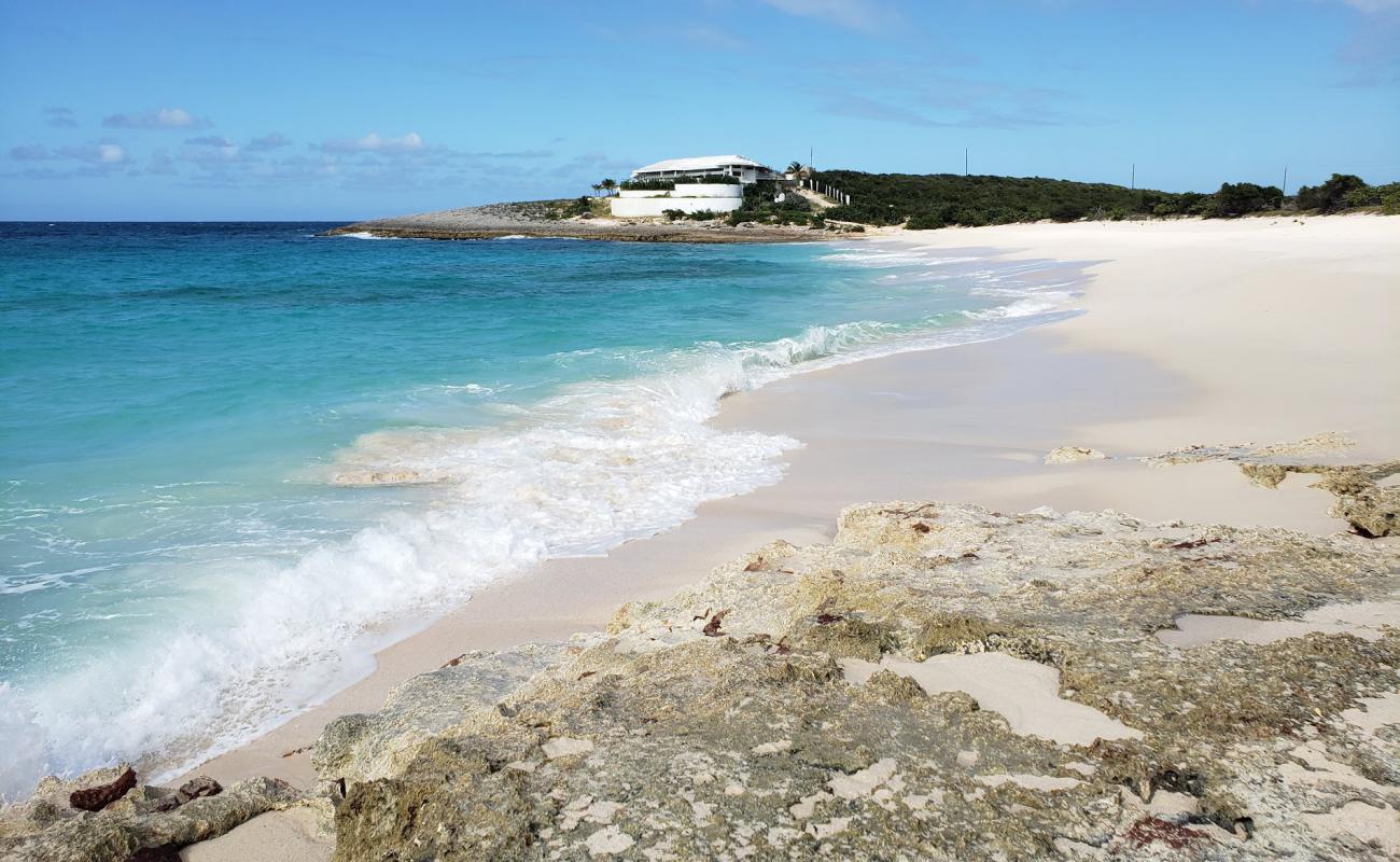 Photo de Captain's Bay beach avec sable beige fin de surface