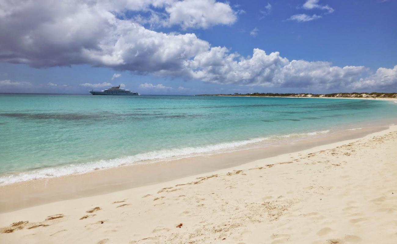 Photo de Cove Bay avec sable beige fin de surface
