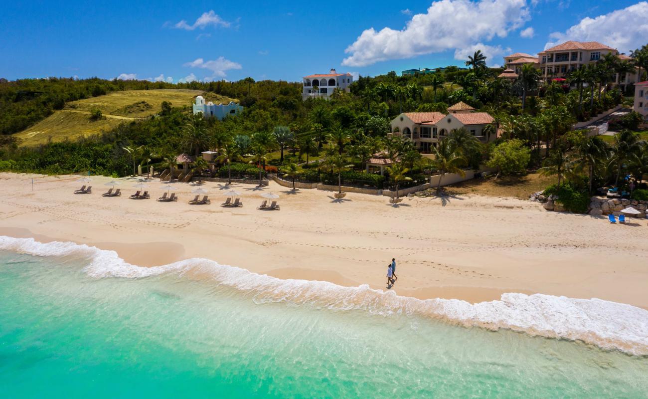 Photo de Plage de Long Bay avec sable beige fin de surface
