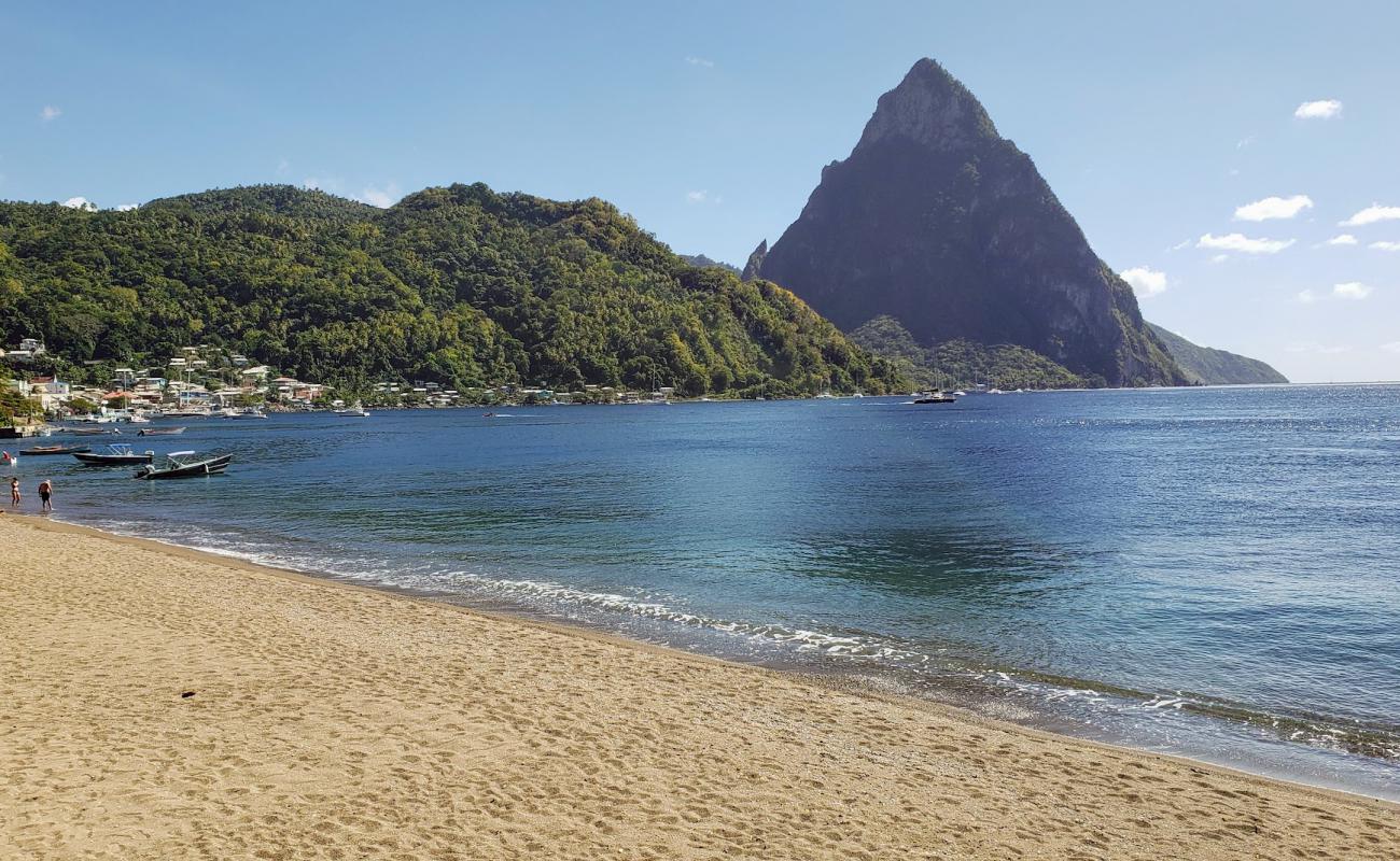 Photo de Soufriere beach avec sable coquillier lumineux de surface