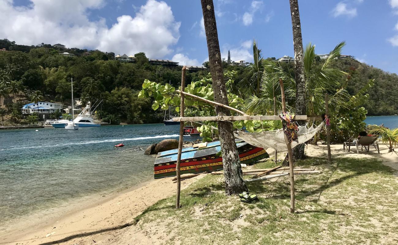 Photo de Roots beach avec sable beige de surface