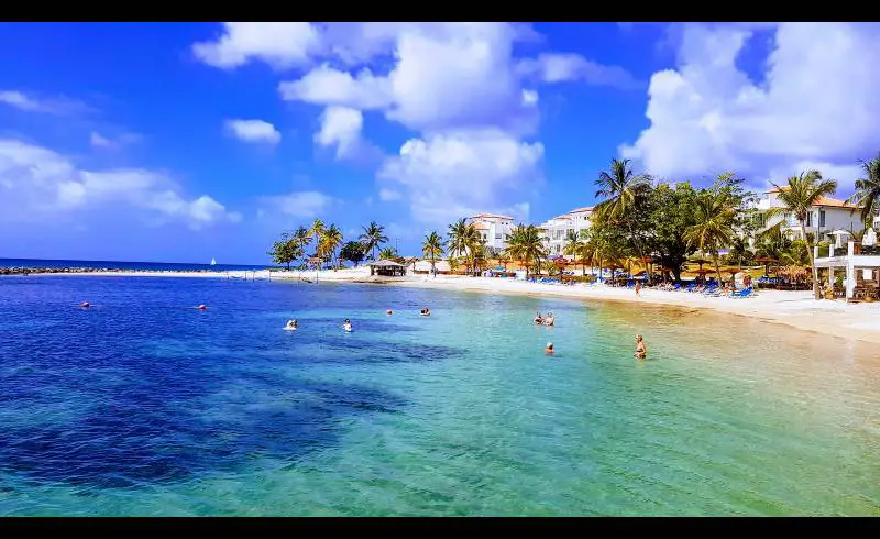 Photo de Windjammer beach avec sable beige de surface