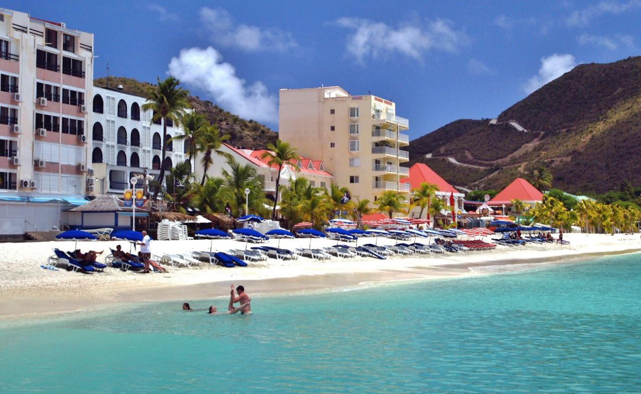 Photo de Great Bay beach avec sable beige fin de surface