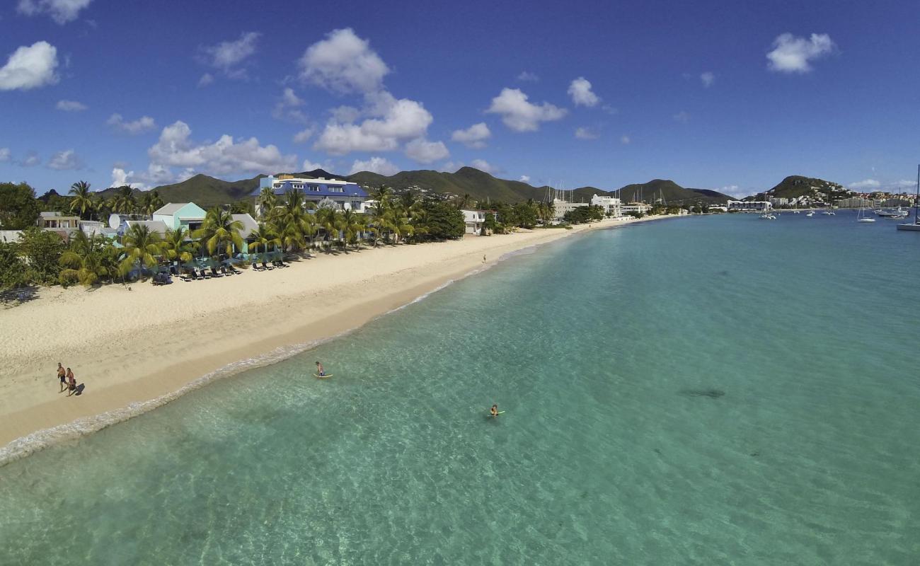 Photo de Simpson Bay beach avec sable fin et lumineux de surface