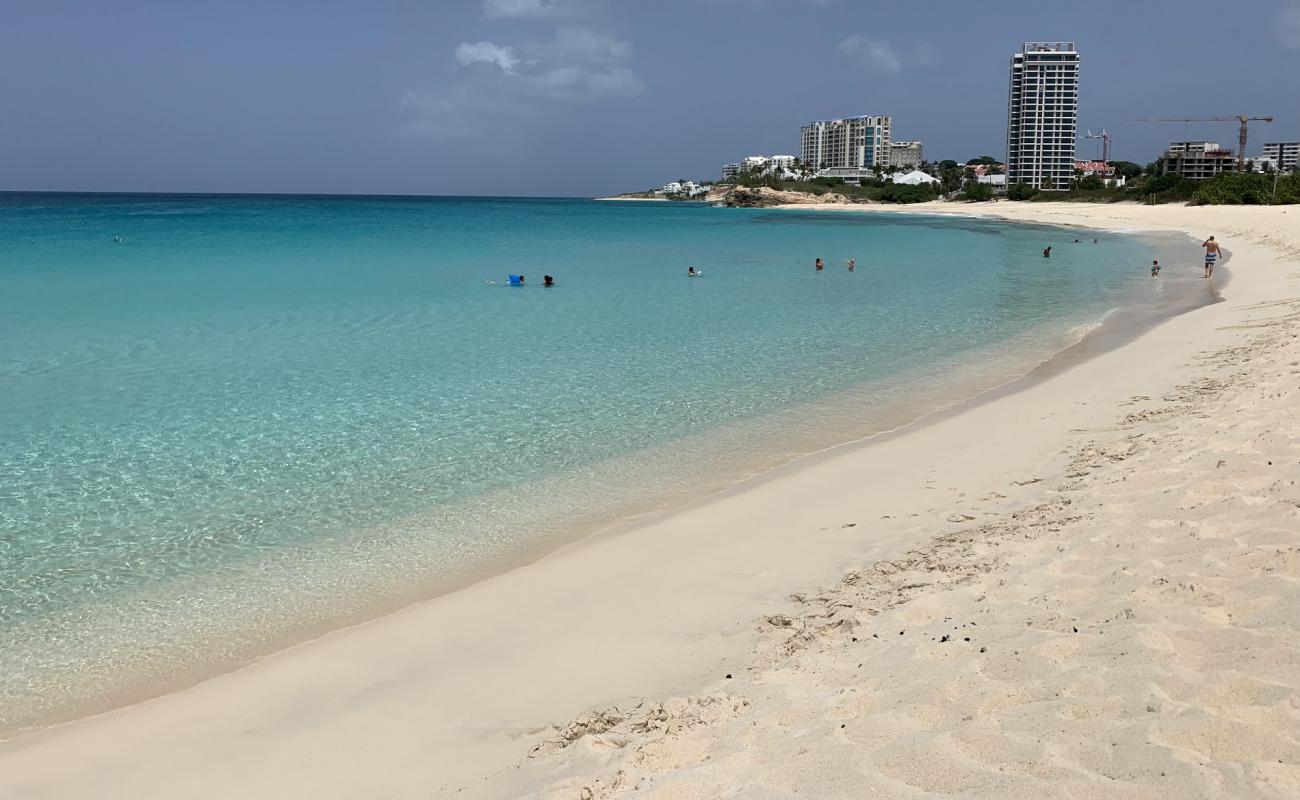 Photo de Mullet Bay beach avec sable fin et lumineux de surface