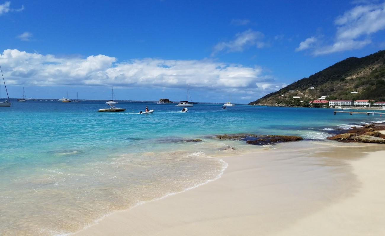 Photo de Plum Bay beach avec sable brillant et rochers de surface