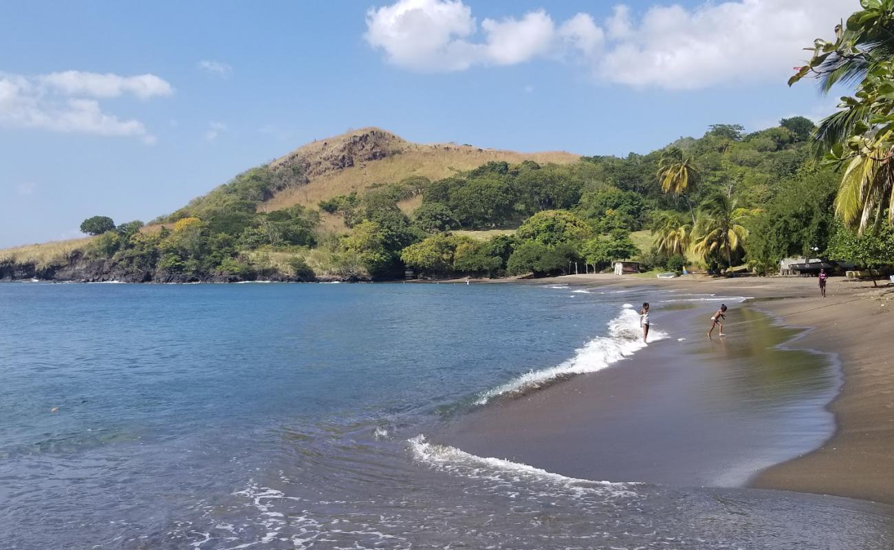 Photo de Questelles beach avec sable brun de surface