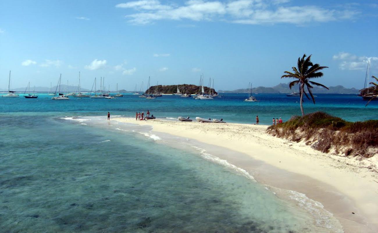 Photo de Baradal beach avec sable beige fin de surface