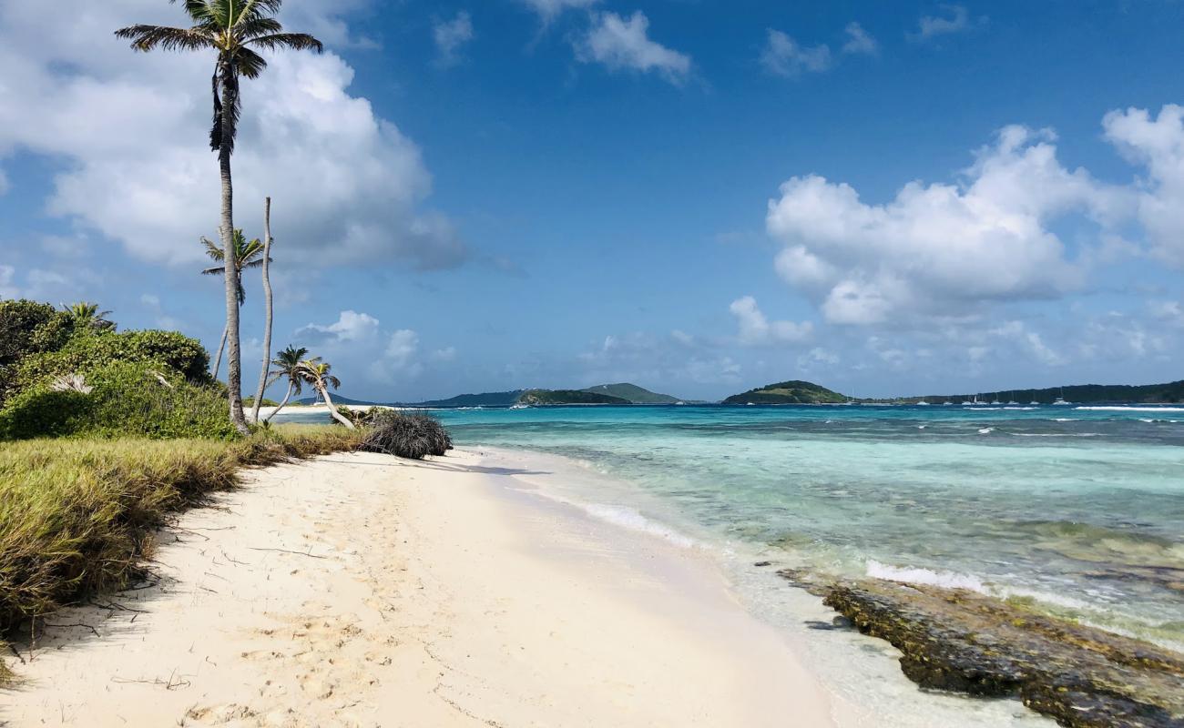 Photo de Petit Tabac beach avec sable brillant et rochers de surface