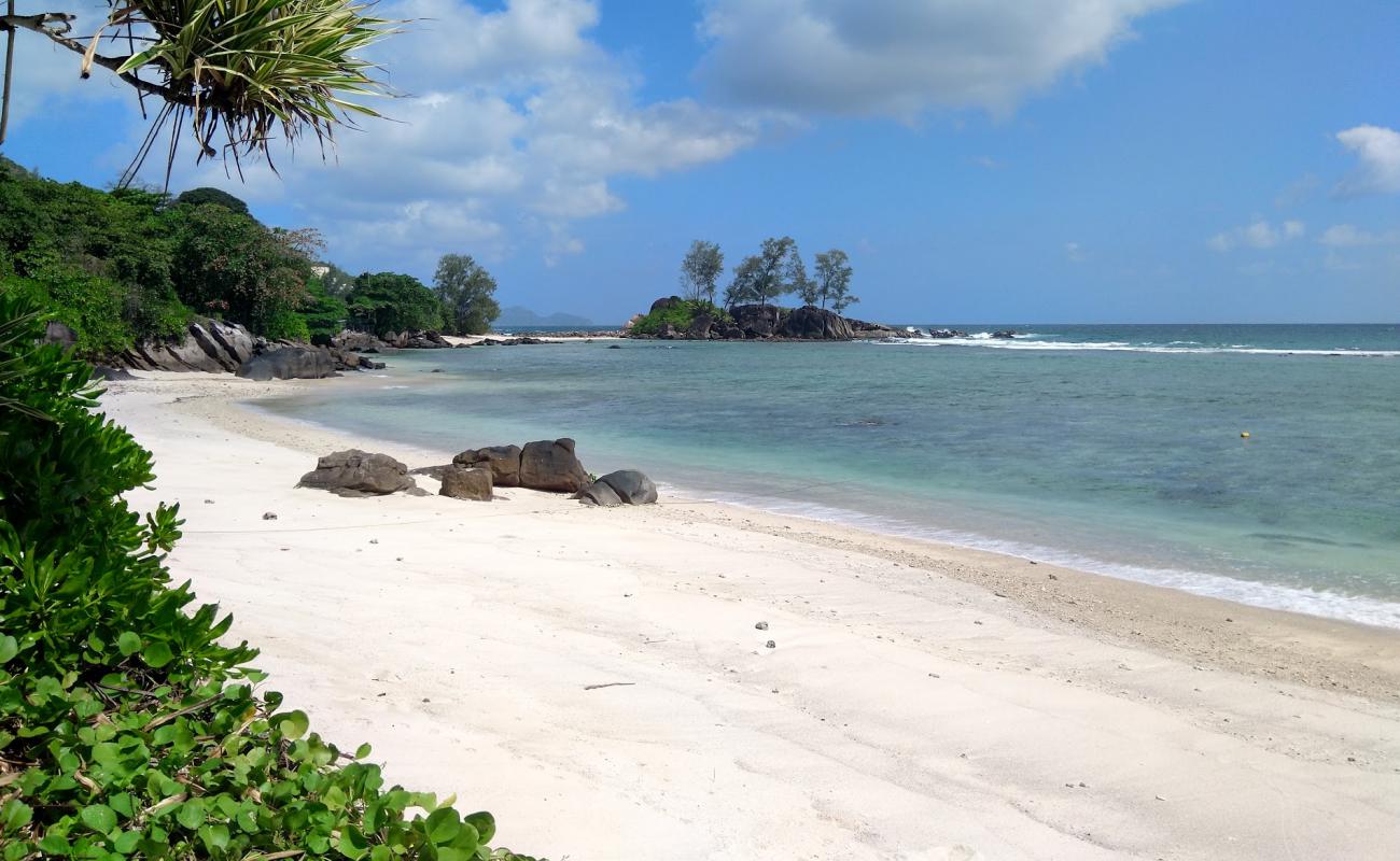 Photo de Port Glaud Lagoon Beach avec sable beige de surface