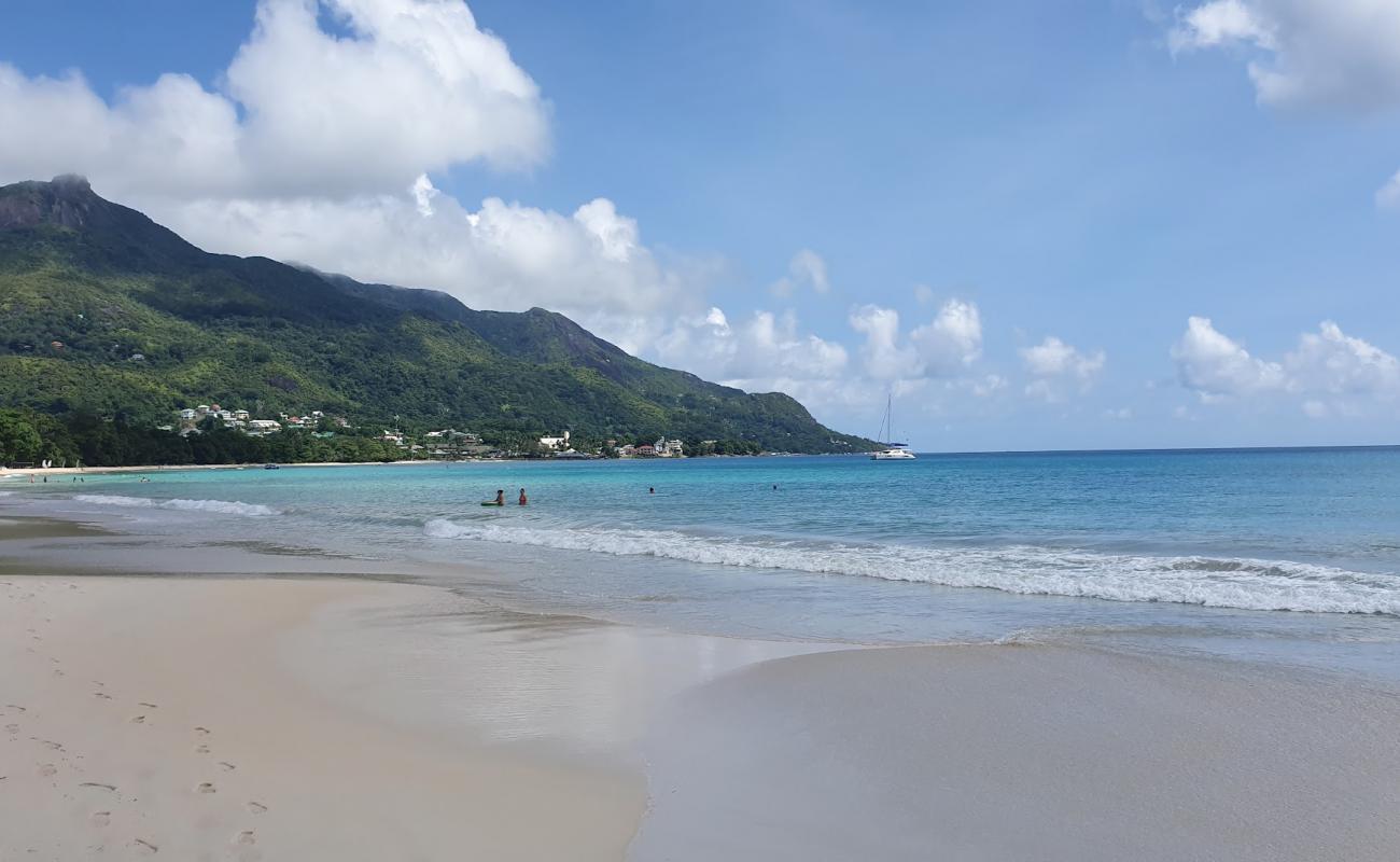 Photo de Plage de Beau Vallon avec sable fin et lumineux de surface