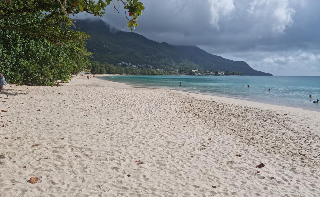 Photo de Beau Vallon Beach II avec sable beige fin de surface
