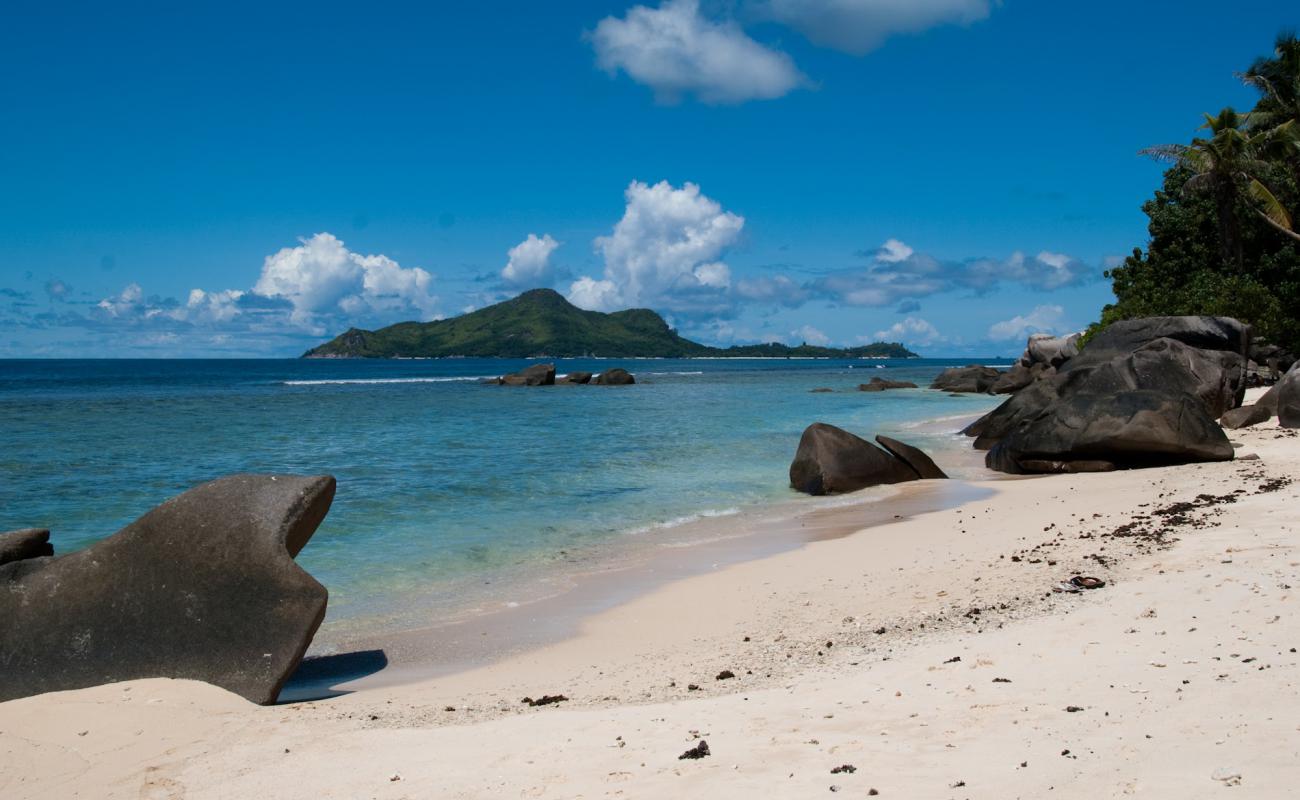 Photo de Anse Etoile Beach avec sable beige de surface