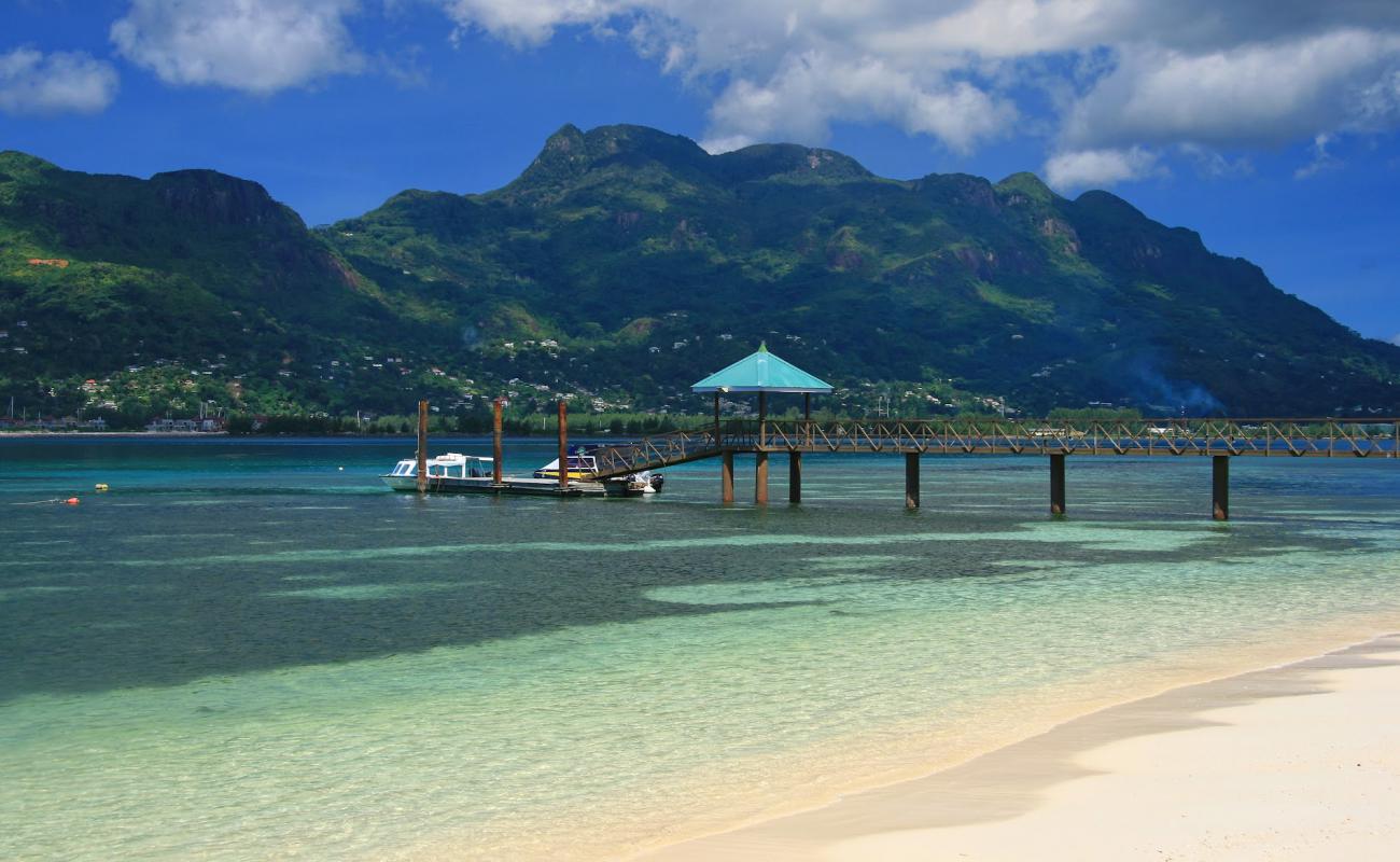 Photo de Cerf Beach avec sable beige fin de surface