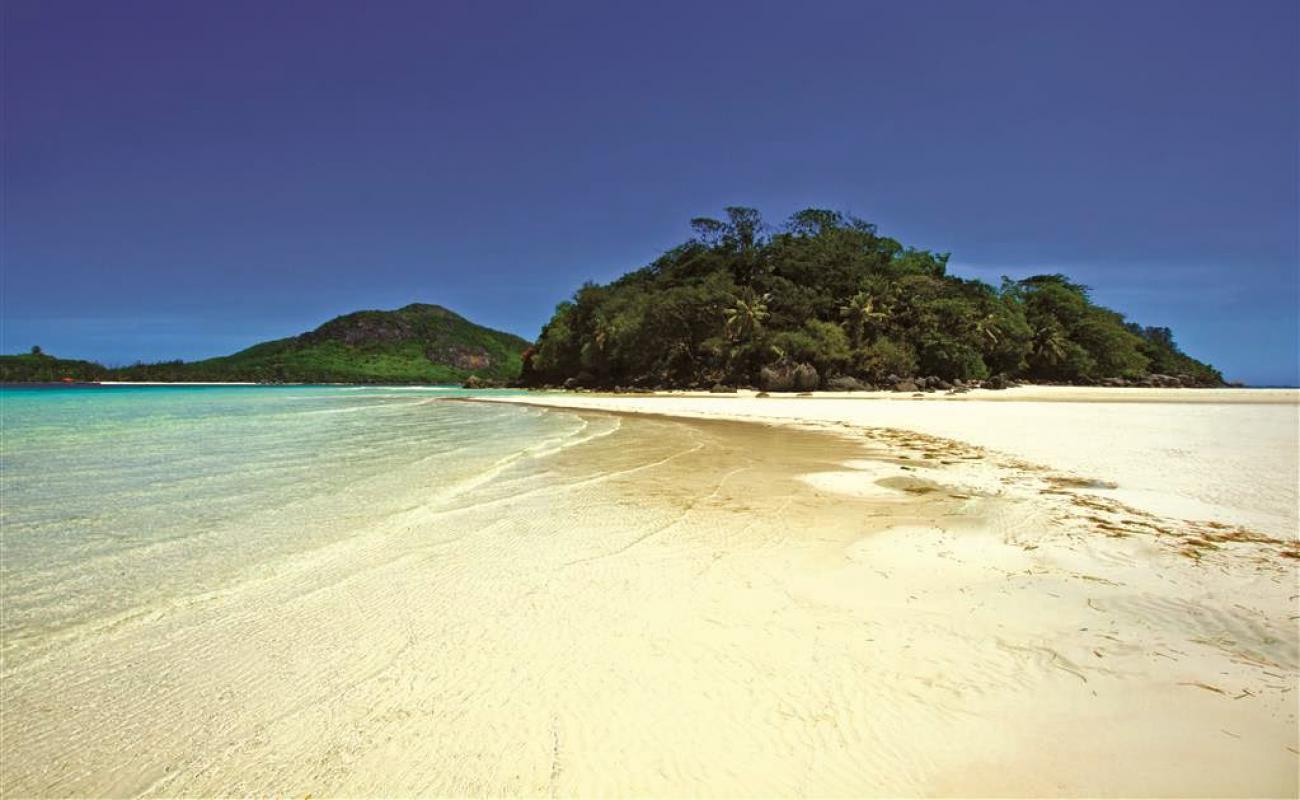 Photo de Round Island Beach avec sable beige fin de surface