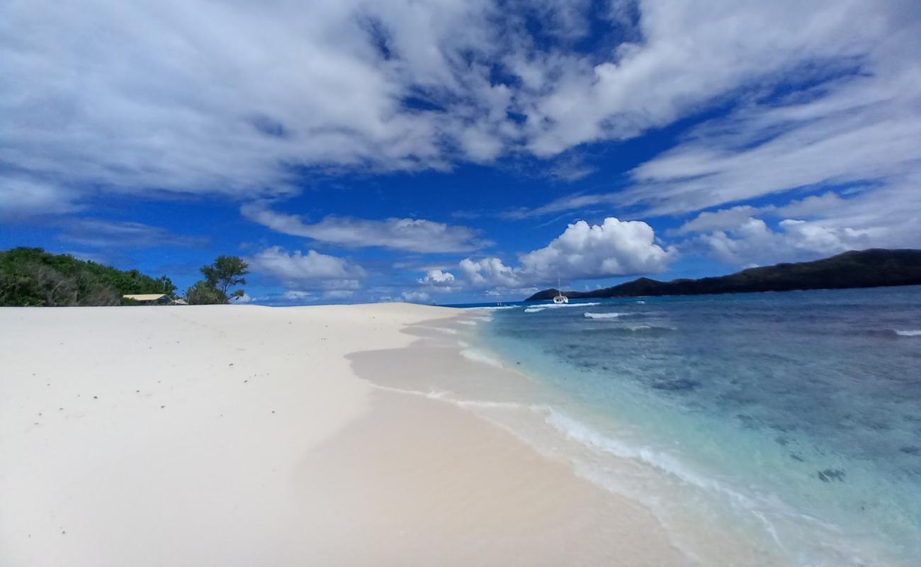 Photo de Cousin Island Beach II avec sable blanc de surface