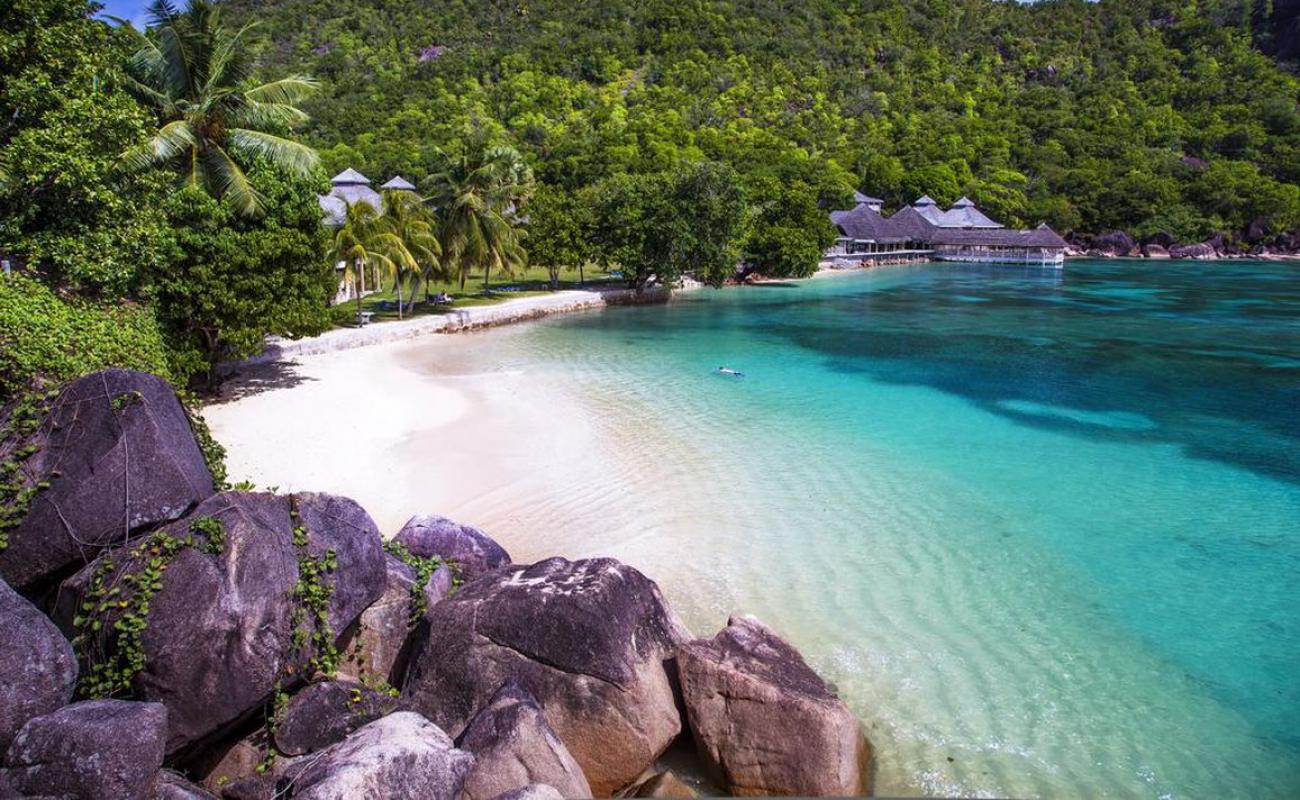 Photo de Plage Anse Petite Cour avec sable blanc de surface