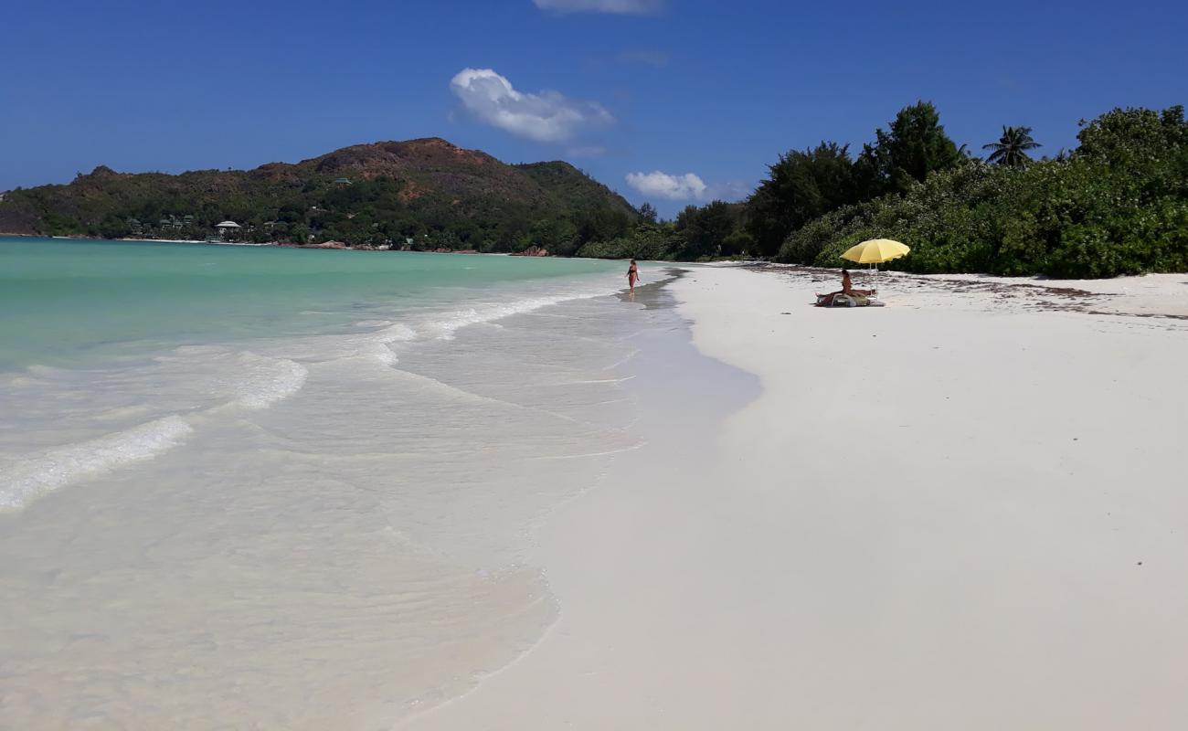 Photo de Anse Takamaka Beach avec sable blanc de surface