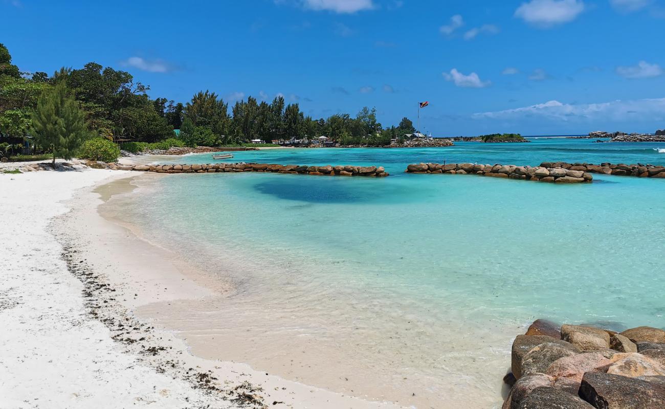 Photo de La Digue Beach avec sable beige de surface