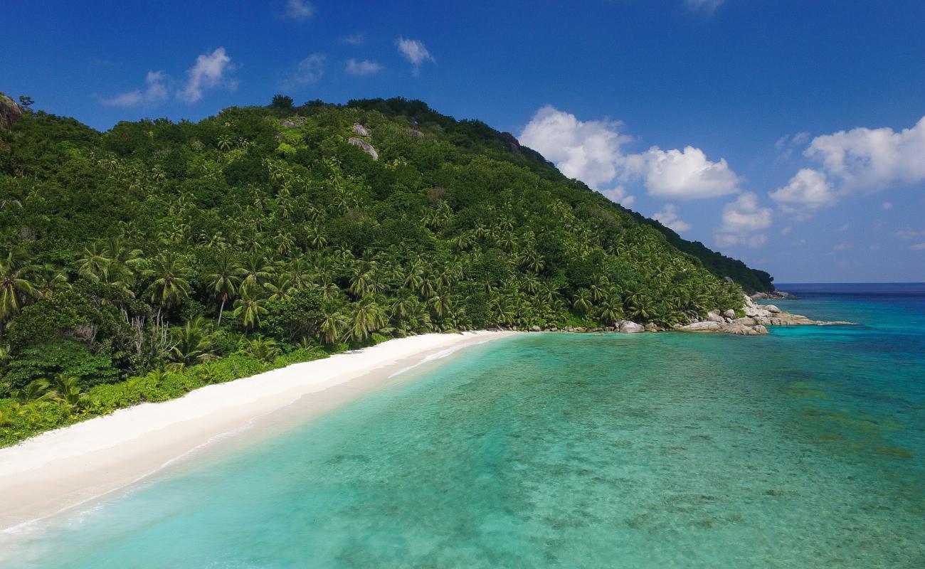 Photo de Plage de l'île Félicité avec sable beige de surface