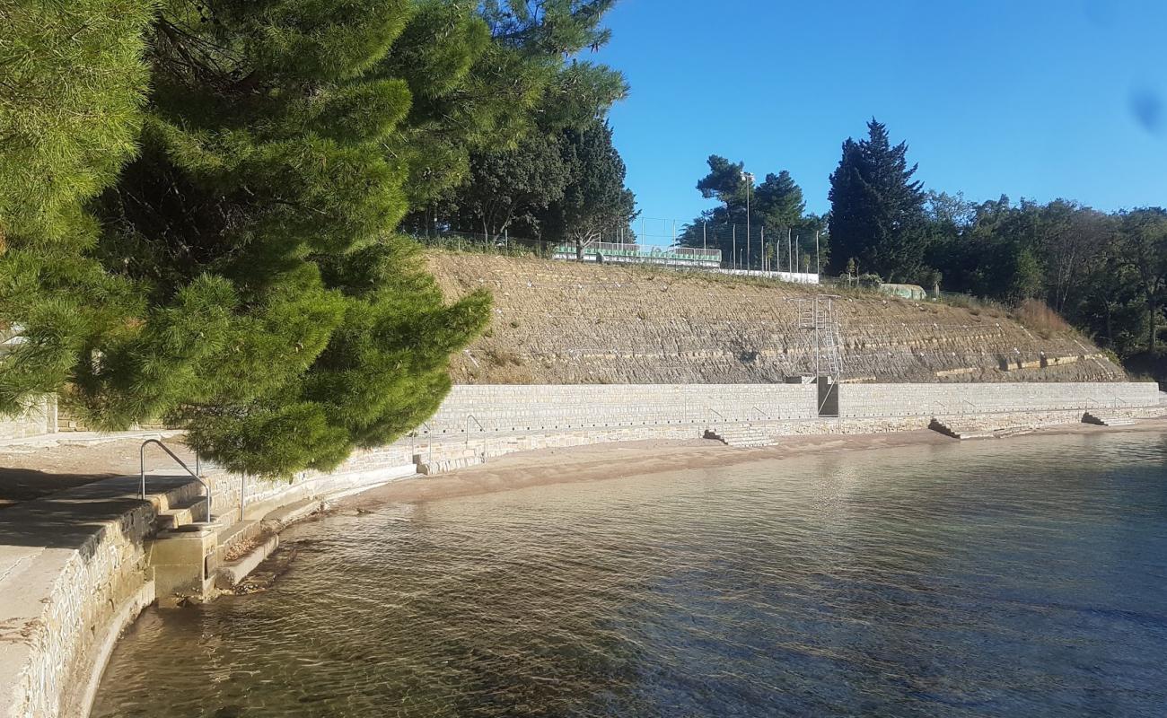 Photo de Debeli rtic beach avec béton de surface