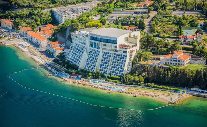 Photo de Bernardin beach avec caillou fin clair de surface