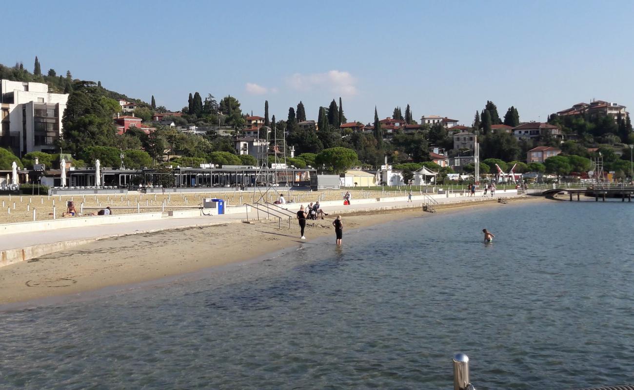 Photo de Portoroz beach avec sable lumineux de surface