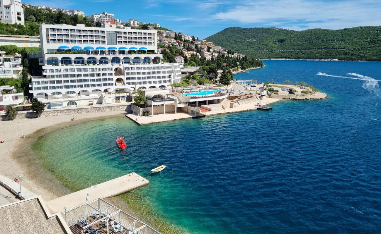 Photo de Plaza Neum avec caillou fin clair de surface