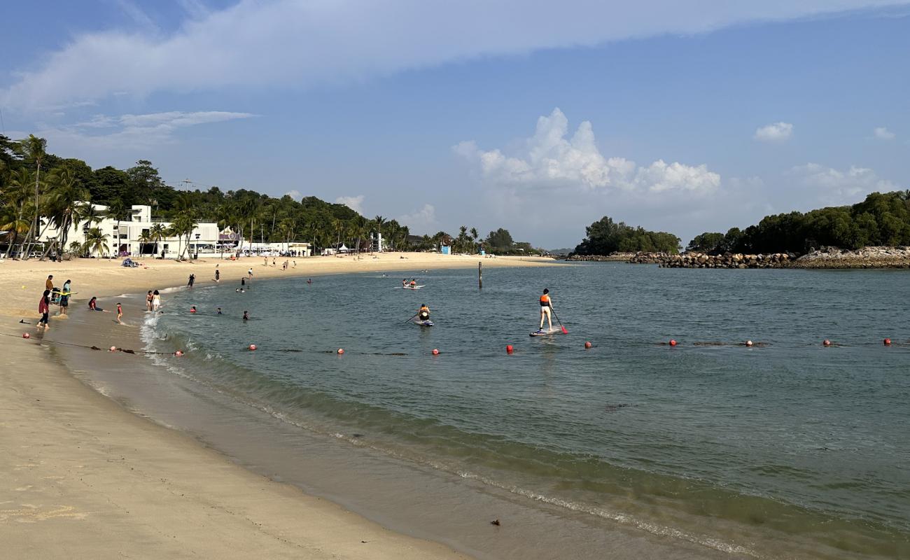 Photo de Sentosa Siloso Beach avec sable lumineux de surface