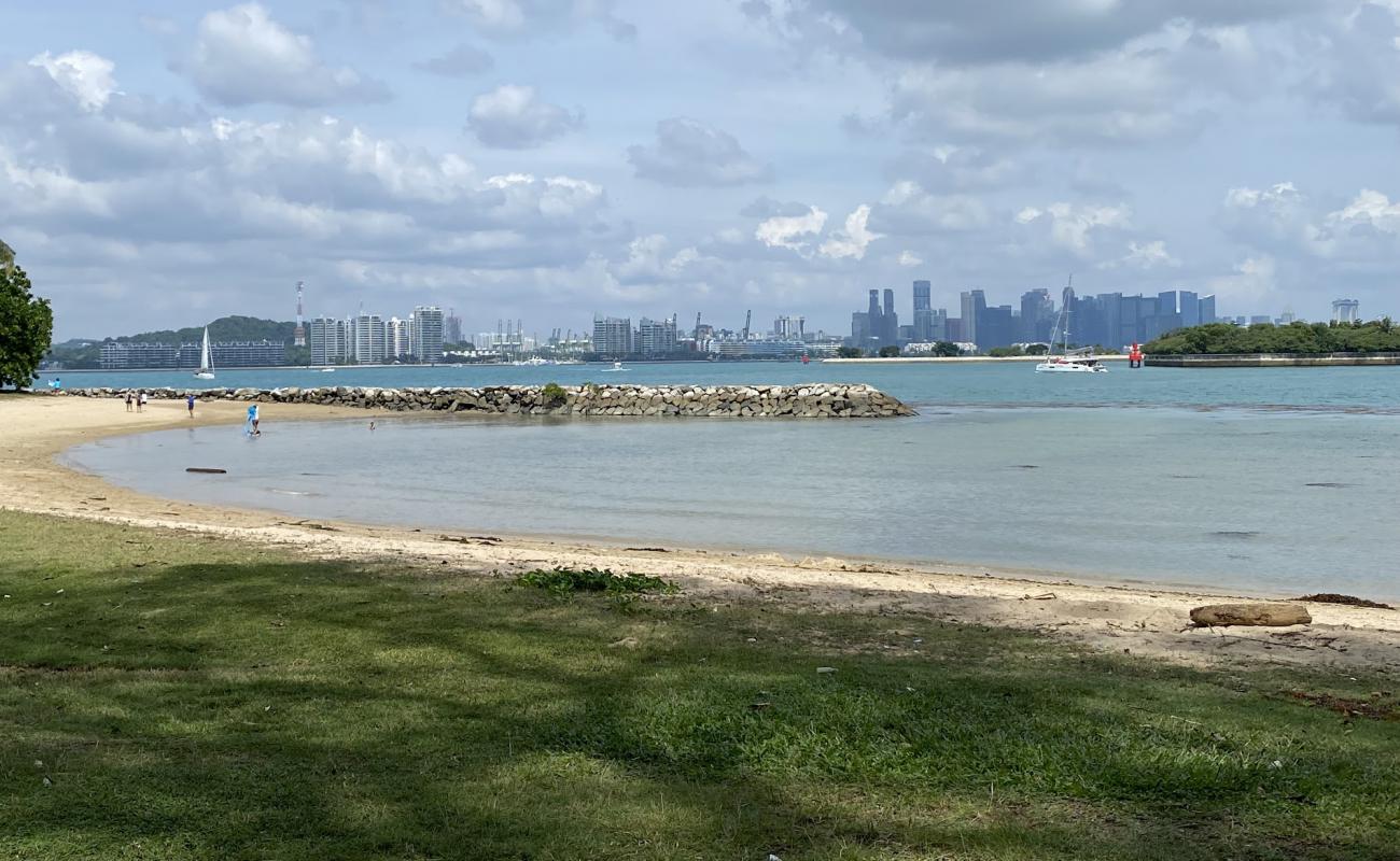 Photo de St John's Island Beach avec sable lumineux de surface