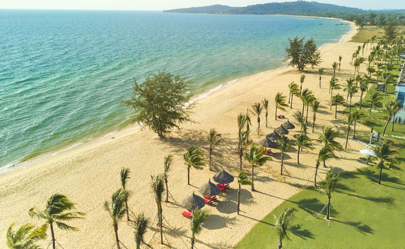 Photo de Movenpick Beach avec sable beige fin de surface