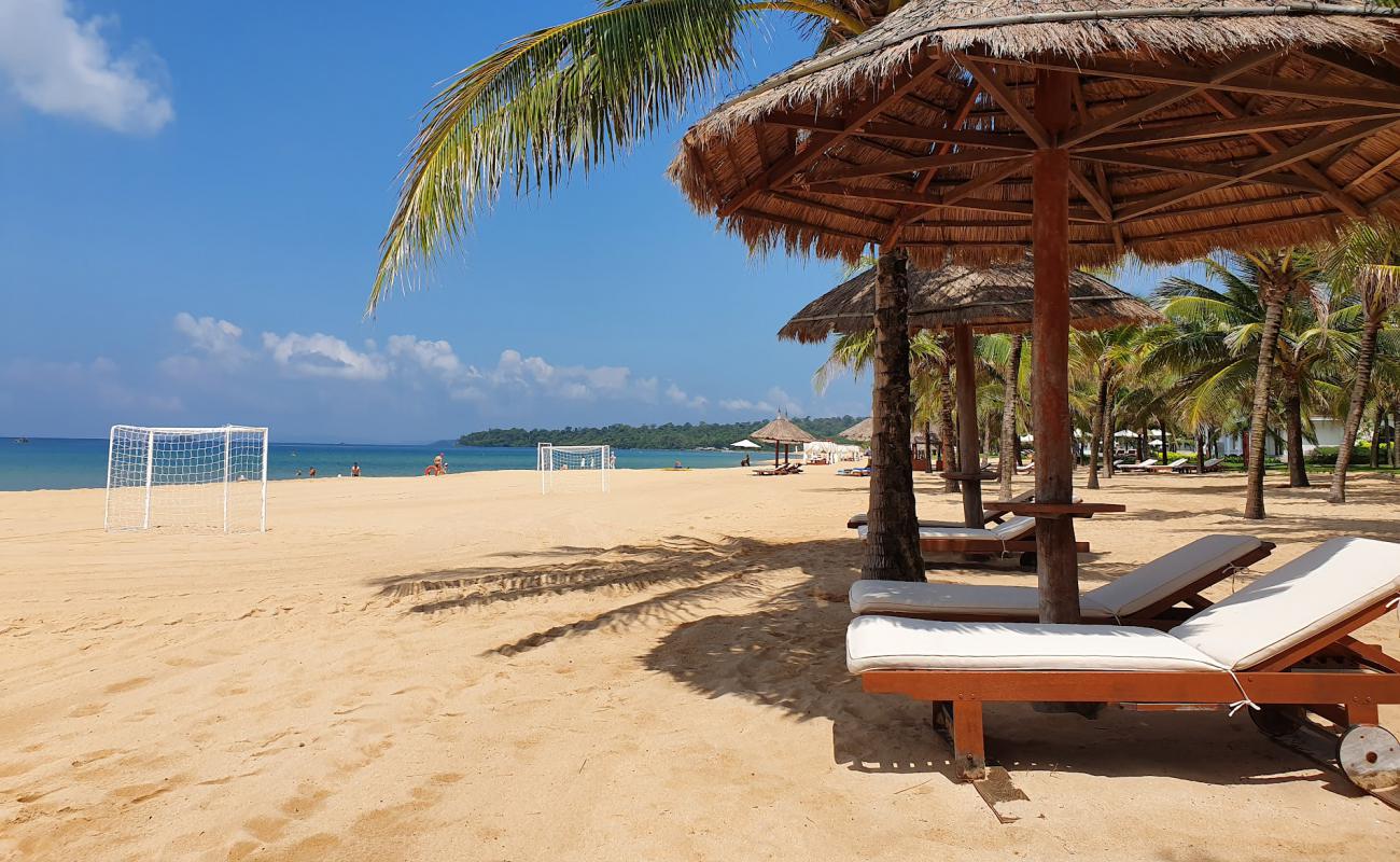 Photo de Long Beach avec sable beige fin de surface