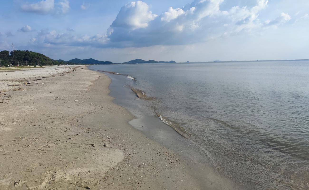 Photo de Bang Beach avec sable clair avec caillou de surface